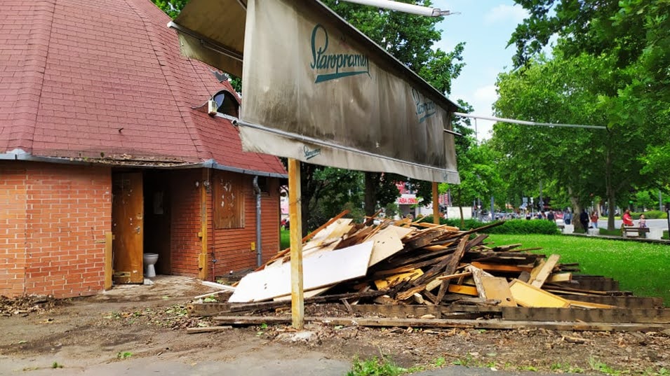 Bontják az egykori Spaten sörözőt Békéscsabán. Fotó: behir.hu/Ujházi György