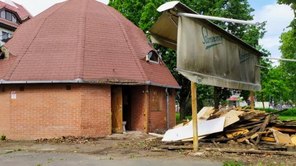 Bontják az egykori Spaten sörözőt Békéscsabán. Fotó: behir.hu/Ujházi György