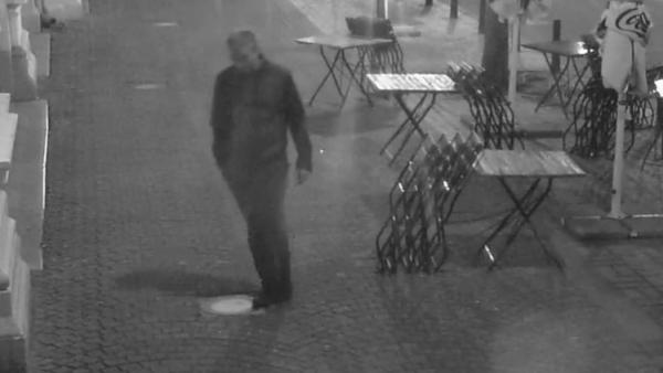 Térfigyelő kamera is felvette a Hunyadi térről kerékpárt lopó férfit. Forrás: police.hu