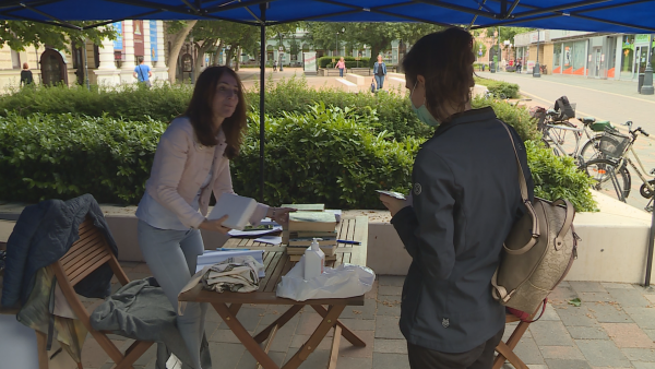 Szabadtéren már lehet könyvet kölcsönözni Fotó: Kugyelka Attila