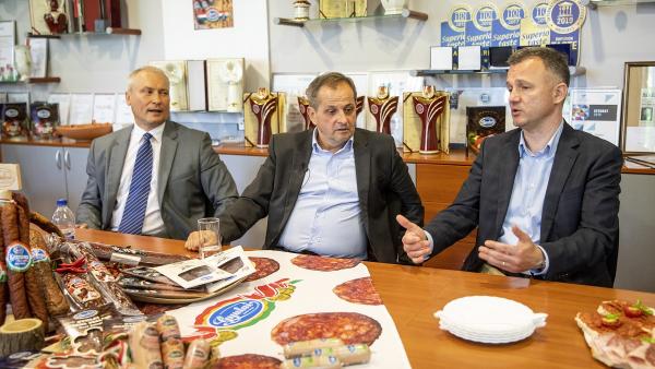 Daka Zsolt, a Gyulahús Kft. ügyvezető igazgatója (b), Budai Gyula, a Külgazdasági és Külügyminisztérium külső piacok fejlesztéséért és koordinálásáért felelős miniszteri biztosa (k) és Görgényi Ernő polgármester a Gyulahús Kft.-nél (Fotó: MTI)