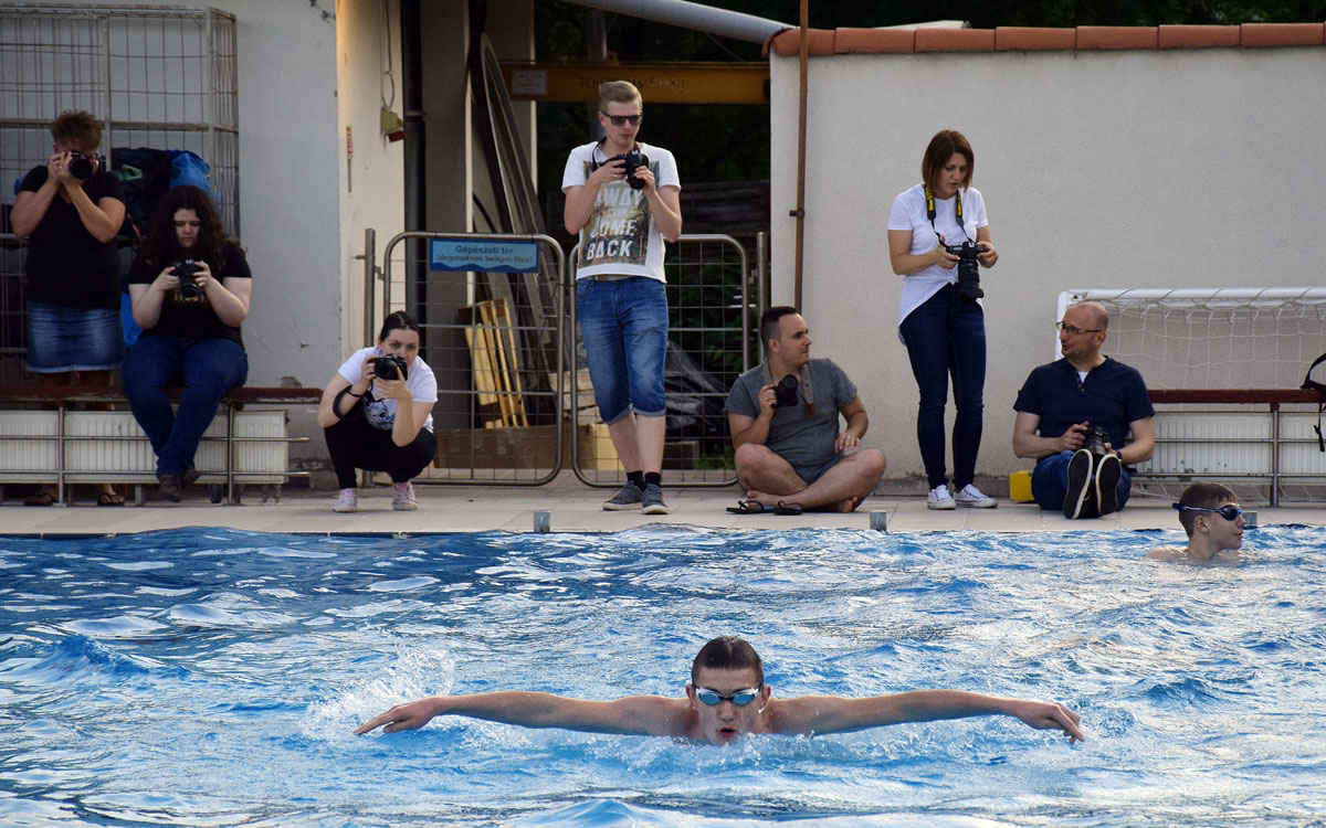 Csabai Csirkefogók edzésén a Kós iskola fotós tanulói