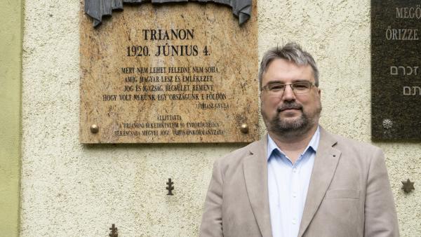 Ugrai Gábor az Andrássy gimnázium falán lévő emléktáblánál