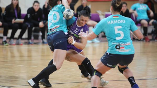 A váciak próbálják megállítani Jelena Agbabát (lilában) a két csapat legutóbbi bajnokiján – (Fotó: Antal János)