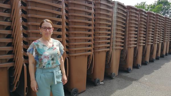 Holopné Dr. Sztrein Beáta megmutatta, hogy a Tondach Orosházi úti telephelyén hová helyezték ki a barna kukákat – (Fotó: Hidvégi Dávid/behir.hu)