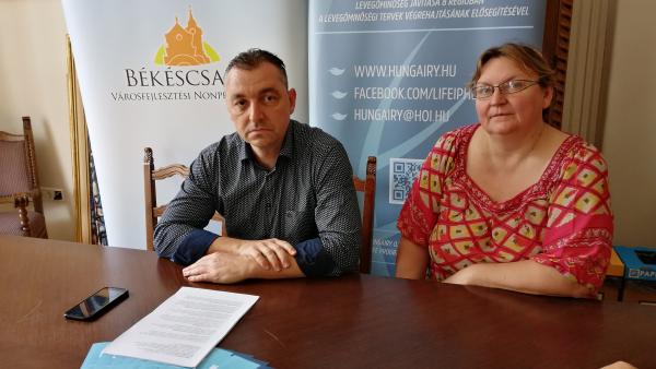 Vass Csaba és Fábián Imréné a pénteki sajtótájékoztatón – (Fotó: Bagi József/behir.hu)