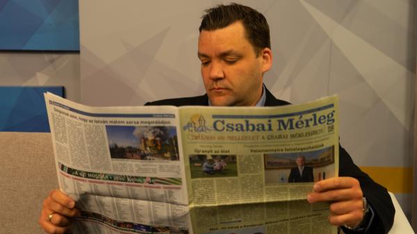 Szabó László, az Andrássy gimnázium igazgatója, történelemtanára is átlapozta az újság legfrissebb számát