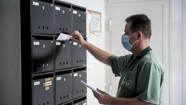 Már kézbesítik a nemzeti konzultációs kérdőíveket. Fotó: MTI