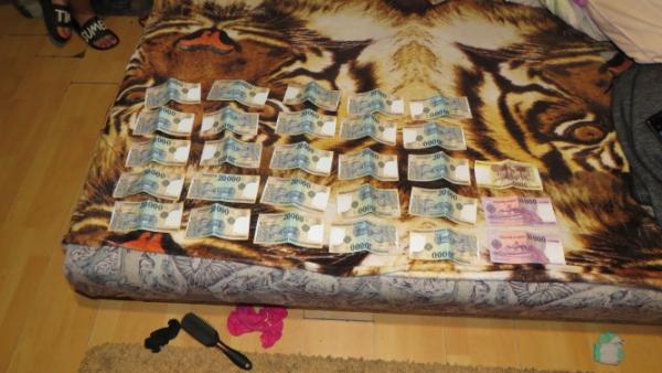 Pénzt is lefoglaltak a rendőrök attól a kétegyházi férfitól, aki kisfiát is drogfutárnak használta. Forrás: police.hu