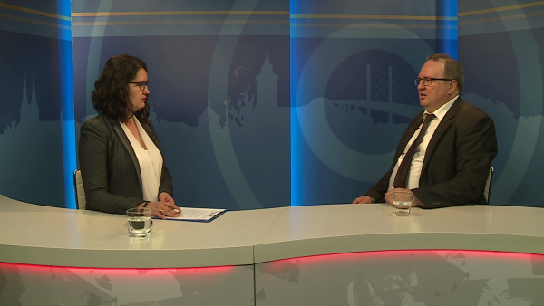 Kugyelka-Zámbori Eszter beszélgetett Koszecz Sándorral, a KOLLABOR vezetőjével a 7.TV Aktuális c. magazinjában. Fotó: 7.TV