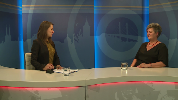 Tóth Bianka műsorvezető vendége (j.) Bátori Zsuzsanna igazgató volt a 7.TV Aktuális c. műsorában. Fotó: 7.TV 