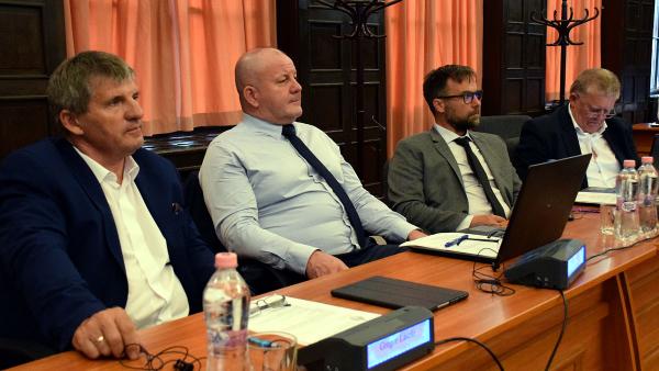 A Hajrá Békéscsaba-frakció egy része a 2020.07.02.-i közgyűlésen. Fotó: behir.hu/Such Tamás