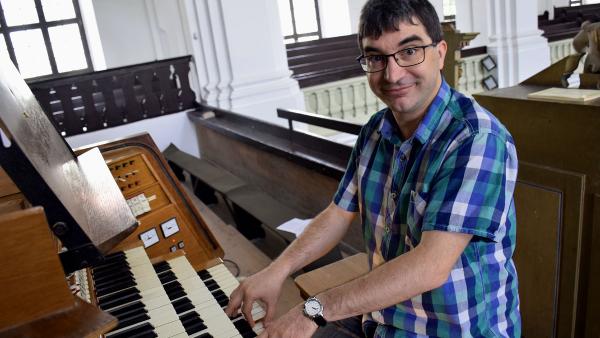 Alföldi Csaba az evangélikus nagytemplom orogonájánál