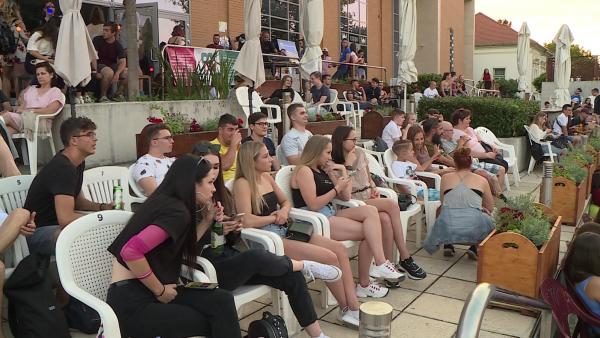 A békéscsabai fiatalok 2020-ban is feszülten várták a ponthatárokat a Csabagyöngye stégen. (Fotó: Kovács Dénes)