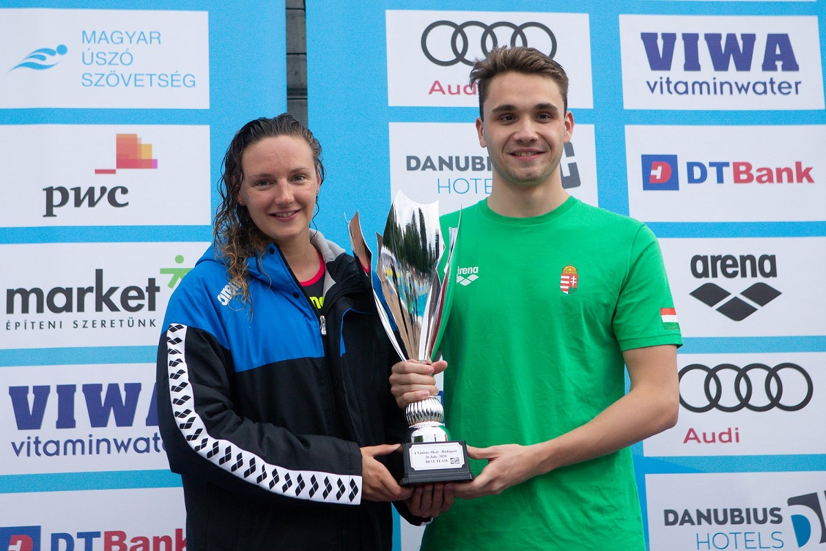 Hosszú Katinka és Milák Kristóf a legjobb csapatnak járó trófeával (Fotó: Magyar Úszó Szövetség)