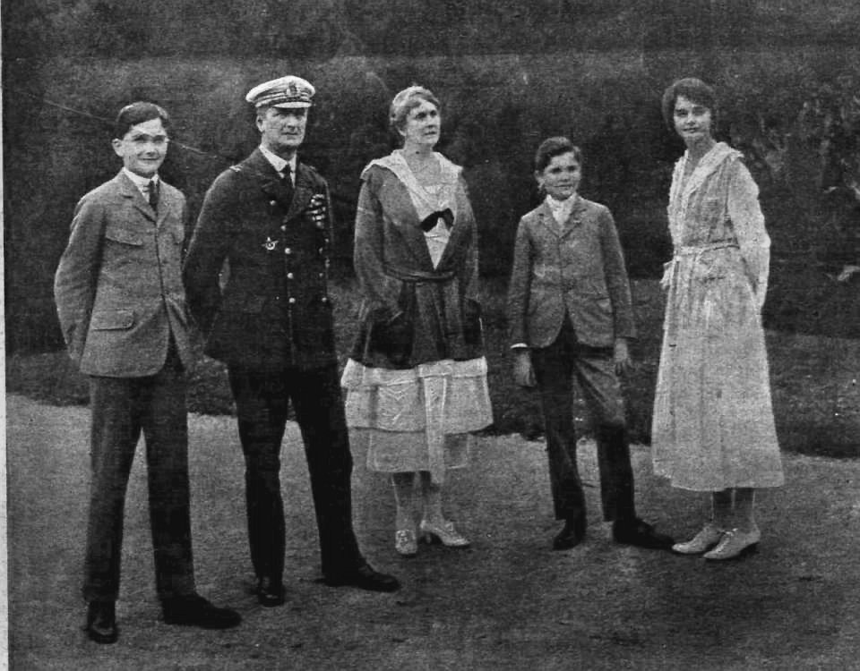 A Horthy család a gödöllői kastély parkjában. Forrás: Vasárnapi Újság, 1920. 18. szám