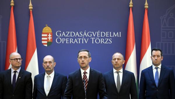 Varga Mihály pénzügyminiszter a Gazdaságvédelmi Operatív Törzs alakuló ülését követően (középen), mögötte Rigó Csaba Balázs, a Gazdasági Versenyhivatal elnöke (b), Mészáros József, a Magyar Államkincstár elnöke (b2), Sors László, a Nemzeti Adó- és Vámhiva