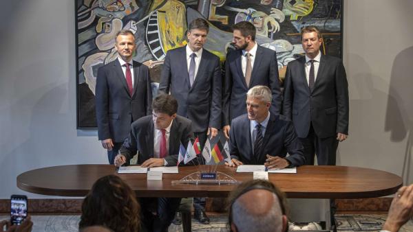 Bruno Even, az Airbus Helicopters vezérigazgatója és Kun Miklós, a Nemzeti Légiipari Projekt Kft. ügyvezető igazgatója (elöl b-j), valamint Görgényi Ernő, Gyula polgármestere, Maróth Gáspár, védelmi fejlesztésekért felelős kormánybiztos, Magyar Levente, a