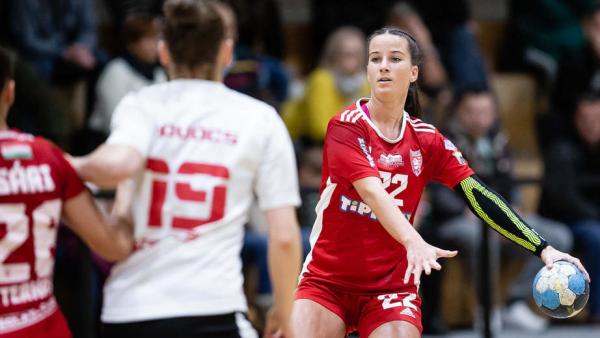 Iván Emese piros mezben, a kép jobb oldalán – (Fotó: Huszár Márk/Heves Megyei Hírlap)