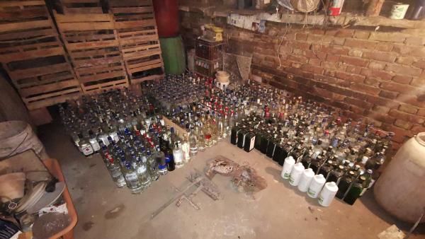 Több száz liter zugpálinka Békésben. Fotó: NAV