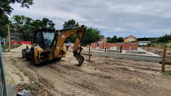 Építkezés az Illésházi és a Jókai utca sarkán. Fotó: behir.hu/Kovács Dénes