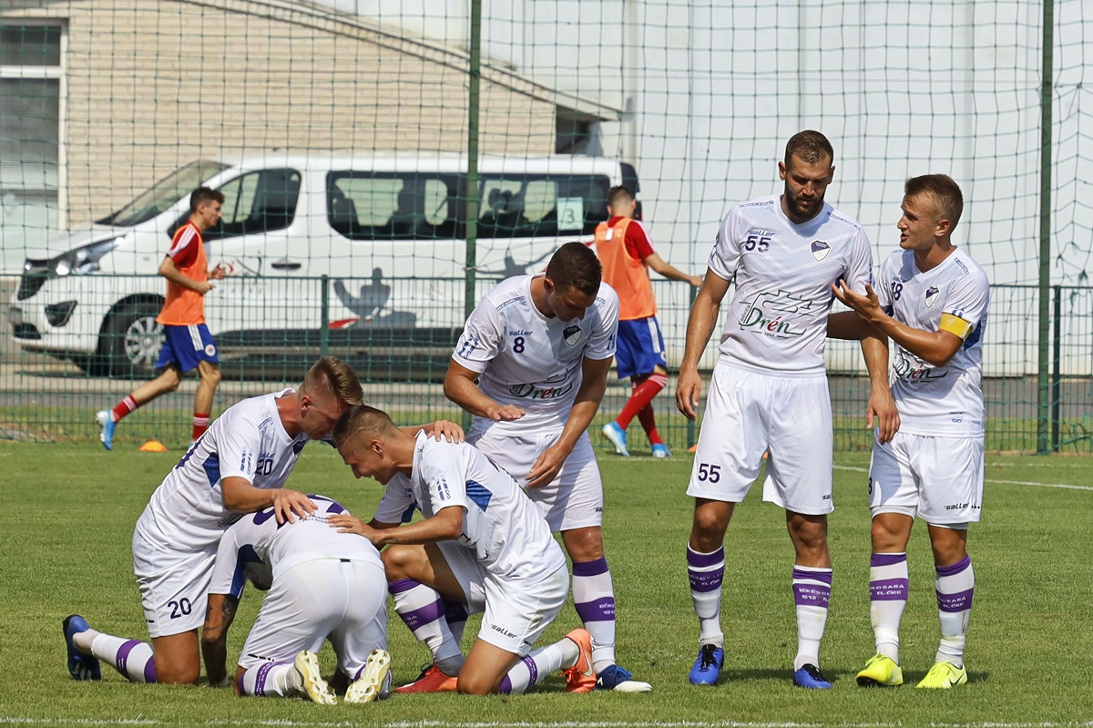 Egy kupacban a csabai játékosok Paudits gólja után (Fotó: Milyó Pál)