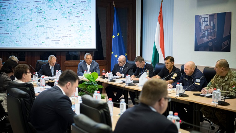 Orbán Viktor miniszterelnök a határvédelmi munkacsoport ülésén a Belügyminisztériumban augusztus 29-én. A kormányfő mellett Pintér Sándor belügyminiszter (Fotó: MTI/Miniszterelnöki Sajtóiroda/Benko Vivien Cher)