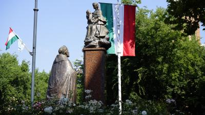 Szent István és Szűz Mária szoboregyüttese Békéscsabán, a főtéren. Fotó: behir.hu/V.D.