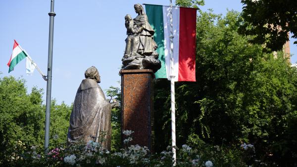 Szent István és Szűz Mária szoboregyüttese Békéscsabán, a főtéren. Fotó: behir.hu/V.D.