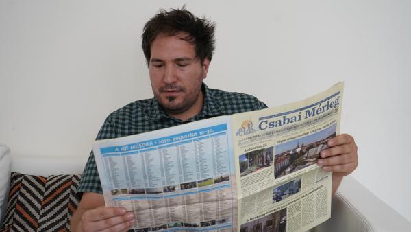 Bonnyai Sándor már átlapozta a legfrissebb Csabai Mérleget (fotó: Máthé Csongor)
