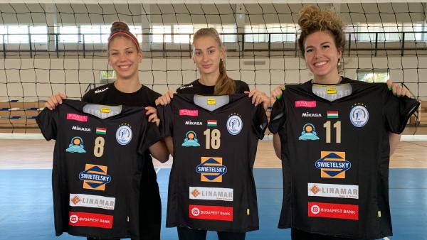 Új mezben lépnek pályára a csabai lányok a kaposvári felkészülési tornán. Fotó: brse.hu