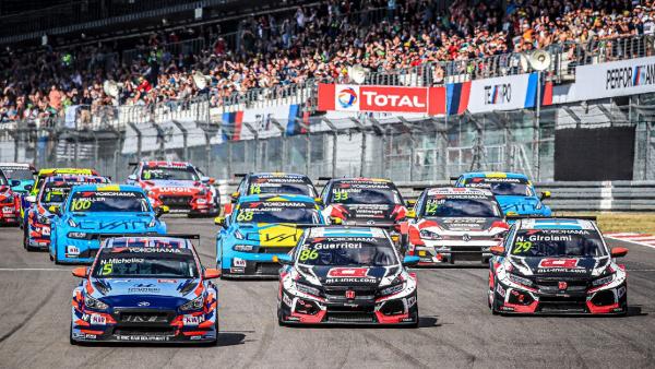 Michelisz Norbert (bal oldalon, 5) a tavalyihoz hasonló sikerekre tör idén is (Fotó: MTI)