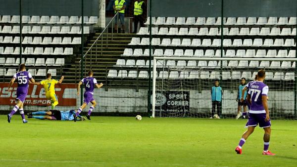Oldal Tibor (sárga mezben) döntötte el végleg a három pont sorsát (Fotó: Milyó Pál)