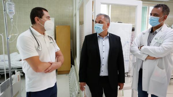 Dr. Dani Győző (b) a Kardiológia Osztály osztályvezető főorvosa és Dr. Duray Gergő (j) főigazgató mutatja be a már beszerelt oxigénvételi helyeket Zalai Mihálynak (k) a Békés Megyei Közgyűlés elnökének. Fotó: Zentai Péter