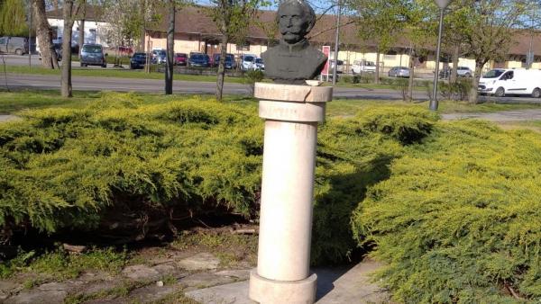 Boczkó Dániel mellszobra a vasútállomással szemközti téren (fotó: visitbekescsaba.com)