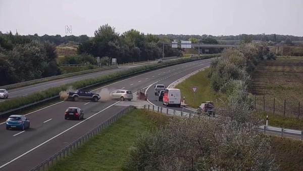 Baleset az M3-as autópályánál. Fotó: Magyar Közút
