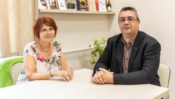 Erdősné Sági Mária és Polgár Zoltán a Békés Városi Püski Sándor Könyvtárban Fotó: Békés Város Önkormányzata