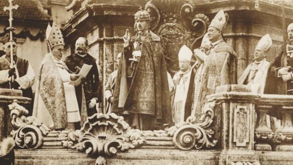 IV. Károly koronázása (forrás: ujkor.hu)