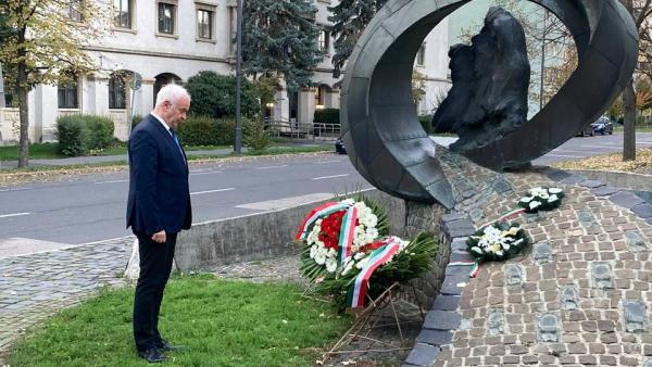 Herczeg Tamás koszorúval és főhajtással emlékezett ma is a hősökre és a mártírokra (fotó: Herczeg Tamás facebook oldala)