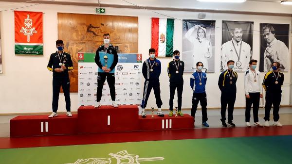 Keszthelyi Zsombor a dobogó tetején (Fotó: hunfencing.hu)