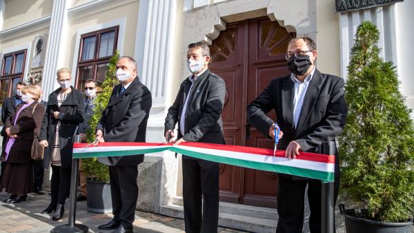 Zalai Mihály, a megyei közgyűlés elnöke, Babák Mihály polgármester és Roszik Zoltán múzeumigazgató (b-j) átvágja a nemzeti színű szalagot a felújított Tessedik Sámuel Múzeum szakmai megnyitóján Szarvason 2020. október 30-án. MTI/Rosta Tibor