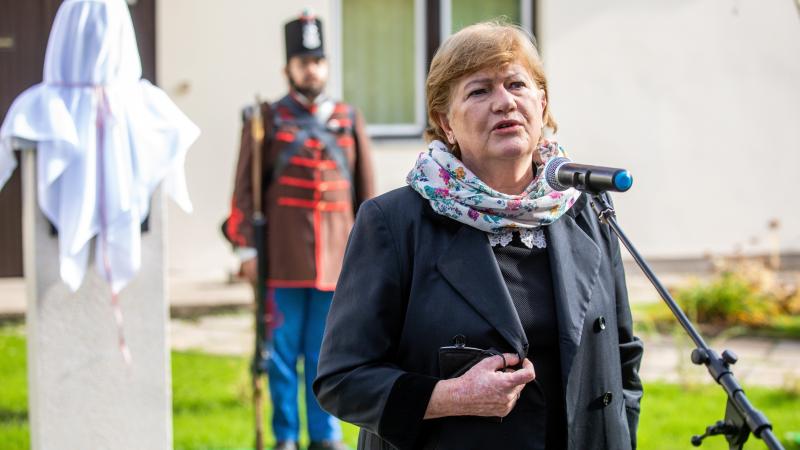 Szili Katalin miniszterelnöki megbízott beszédet mond II. Rákóczi Ferenc mellszobrának avatásán Békéscsabán 2020. október 30-án. MTI/Rosta Tibor