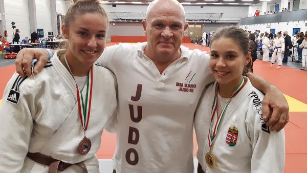 Az U23 OB érmesei: balról Fehér Dóra, Gyáni János edző és Özbas Szofi. Fotó: egyesület