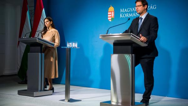 Szentkirályi Alexandra kormányszóvivő és Gulyás Gergely, a Miniszterelnökséget vezető miniszter a Kormányinfón (fotó: MTI/Balogh Zoltán)