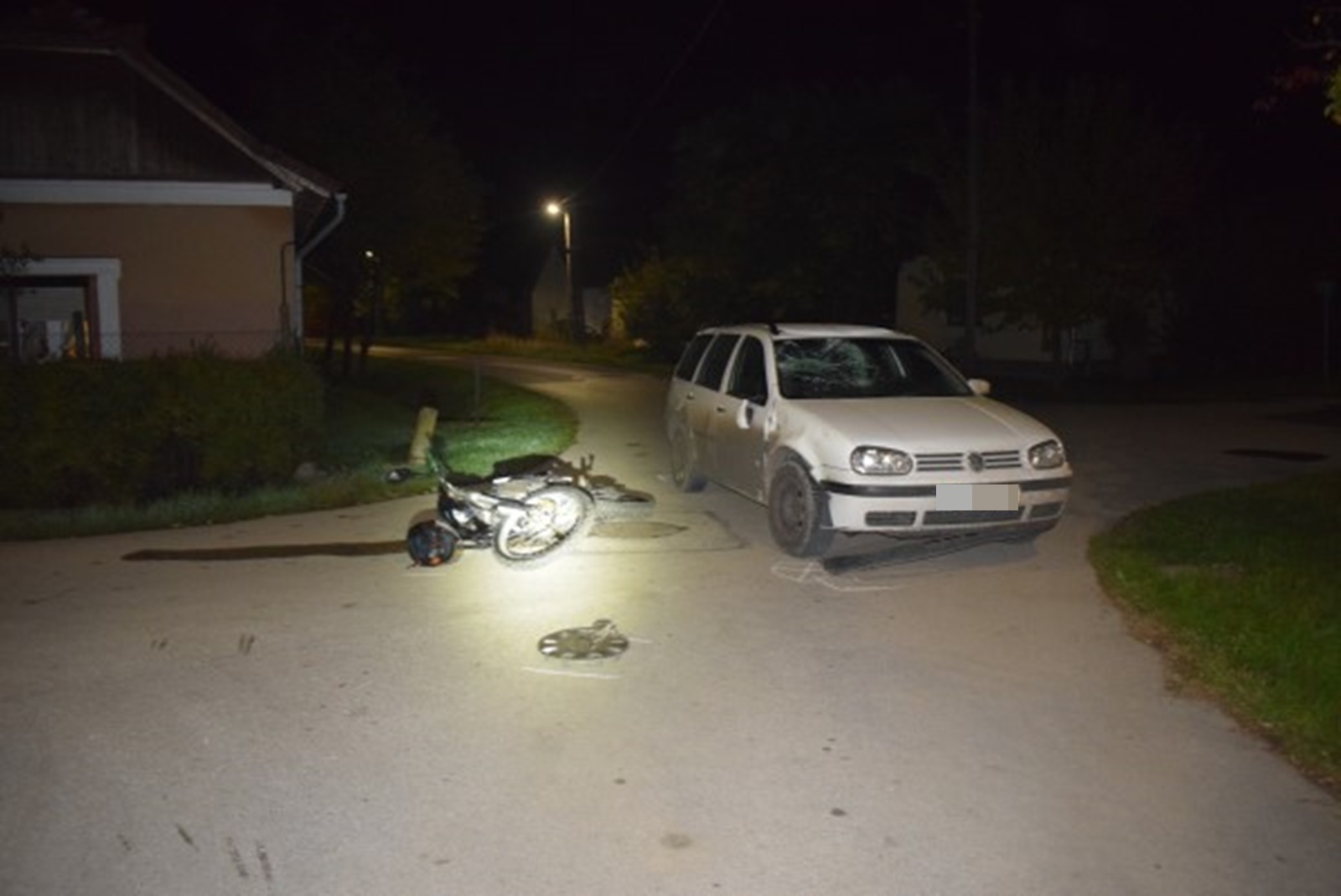 Füzesgyarmaton autó és segédmotoros kerékpár ütközött össze Fotó forrás: police.hu
