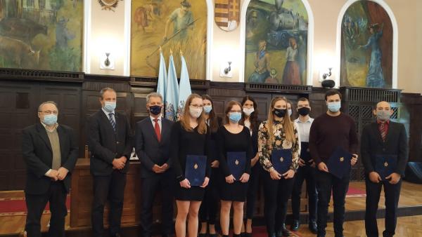 Békéscsaba hazavár! ösztöndíjban részesültek vették át a támogatói okiratot Szarvas Pétertől 2020.10.30.-án. Fotó: polgármesteri kabinet