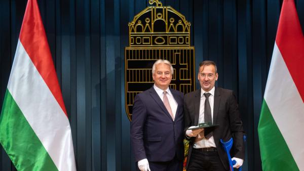 Semjén Zsolt és a kitüntetett Kutyej Pál (Fotó: Miniszterelnökség)