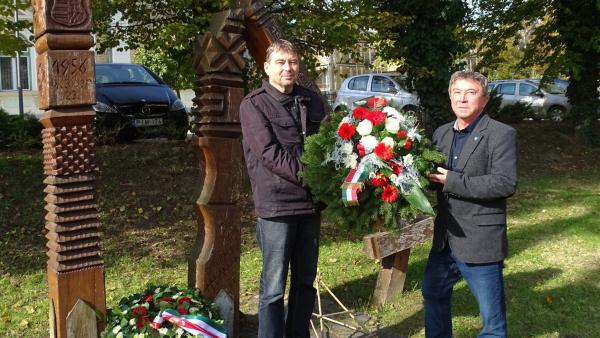 Honfi Pál (balról), az LMP elnökségi tagja és Takács Péter (jobbról), a párt dél-alföldi, regionális elnöke koszorúzott az Aradi vértanúk ligetében, Békéscsabán. Fotó: LMP