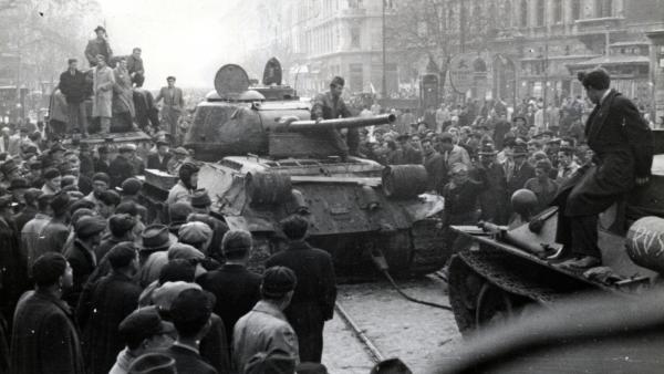 Budapest VIII. kerület, harckocsik a József körúton a József utca és a Baross utca közötti szakaszon 1956-ban. Forrás: Fortepan; Adományozó: Marics Zoltán