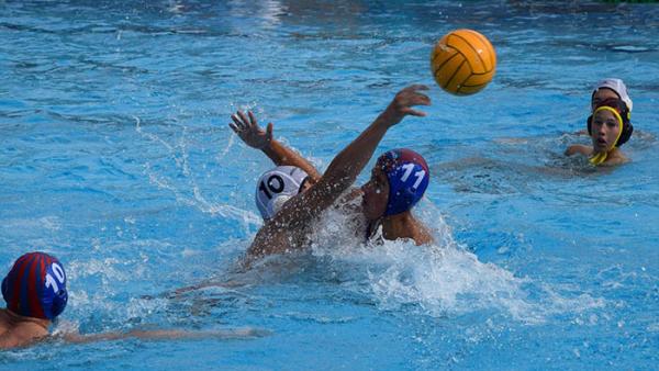 Kvasz János (fehér 10-es) harcol a labdáért, a játékos a gyermek mérkőzésen hatszor, a serdülők találkozóján kétszer volt eredményes (fotó: csabapolo.hu)